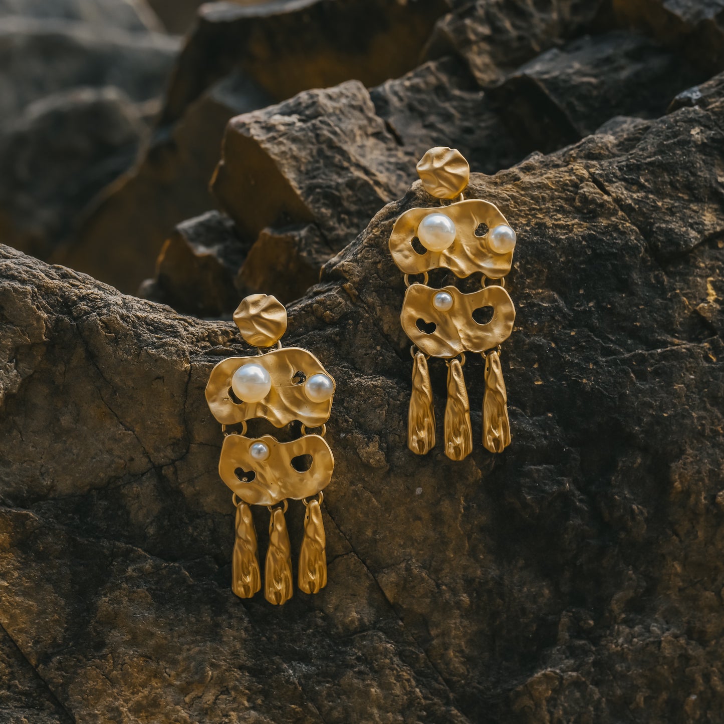 Gold Hammered Pearl Earring