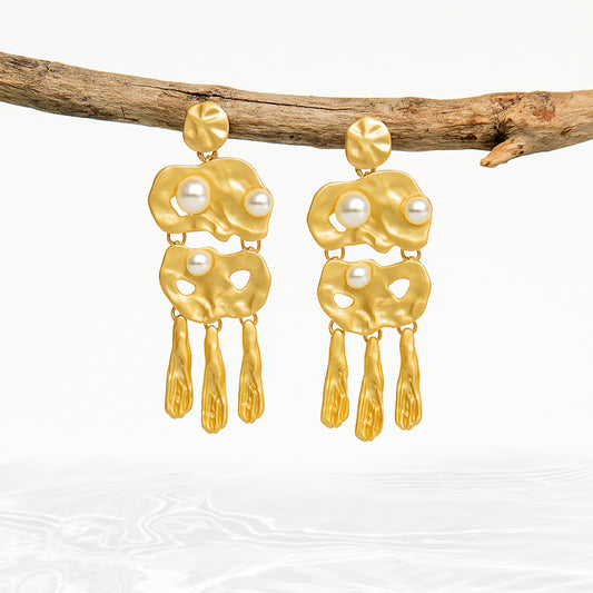Gold Hammered Pearl Earring