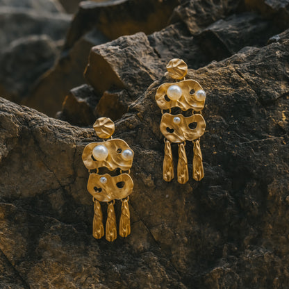 Gold Hammered Pearl Earring